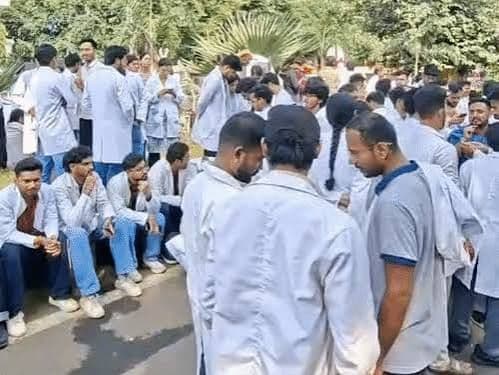 भोपाल में इंटर्न डॉक्टर रातभर से कमला पार्क की सड़क पर बैठे हैं। 