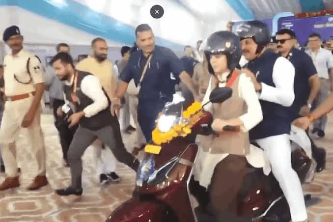 स्कूटी पर बैठे सीएम