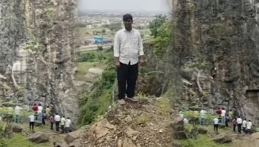 इस बेहद दर्दनाक हादसे में परिवार के तीनों सदस्यों—माता, पिता और बेटे—की मौके पर ही मौत हो गई