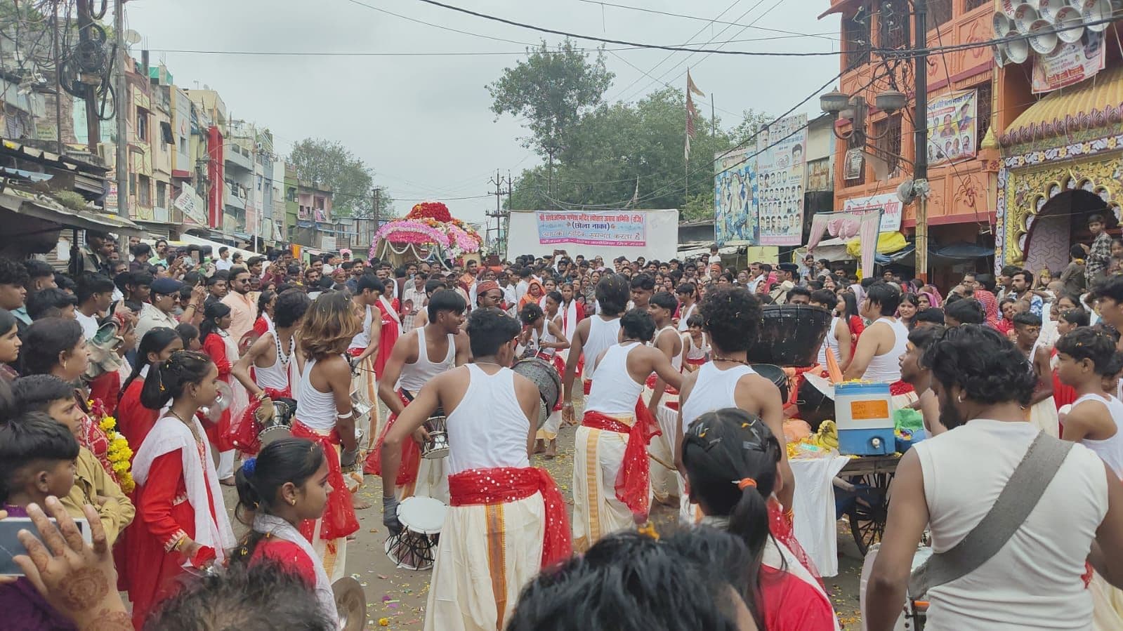 भादौ मास के पहले सोमवार को लेकर भोपाल के आसपास क्षेत्रों से लाखों की संख्या में श्रद्धालु बाबा का आशीर्वाद लेने पहुँचे।