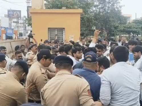 इंटर्न डॉक्टरों ने हमीदिया अस्पताल के गेट नंबर-1 से मुख्यमंत्री निवास की ओर मार्च निकालने की तैयारी की थी।