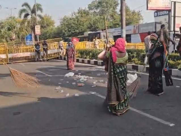 भोपाल में मंगलवार को नगर निगम के सफाईकर्मियों ने प्रदर्शन किया।